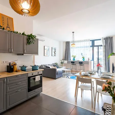 Designer Family By Buda Castle District With Amazing Matthias Church View Appartamento Budapest