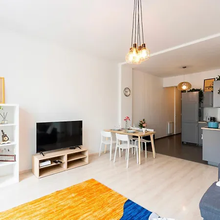 Designer Family By Buda Castle District With Amazing Matthias Church View * بودابست