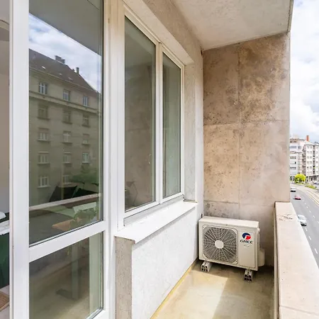 Designer Family By Buda Castle District With Amazing Matthias Church View * بودابست