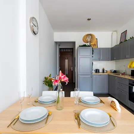 Designer Family By Buda Castle District With Amazing Matthias Church View * بودابست